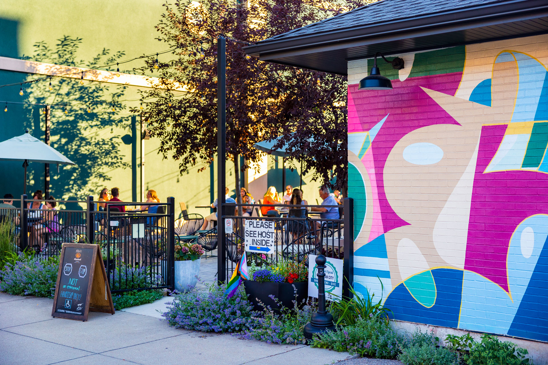 Leeds Public House outdoor patio and wall mural